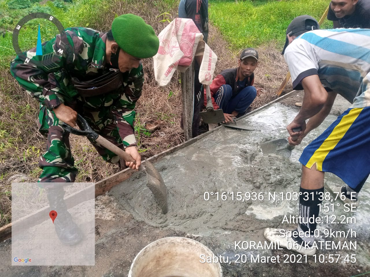 Babinsa Koramil 06/Kateman Goro Semenisasi Jalan Penghubung Desa di Teluk Belengkong