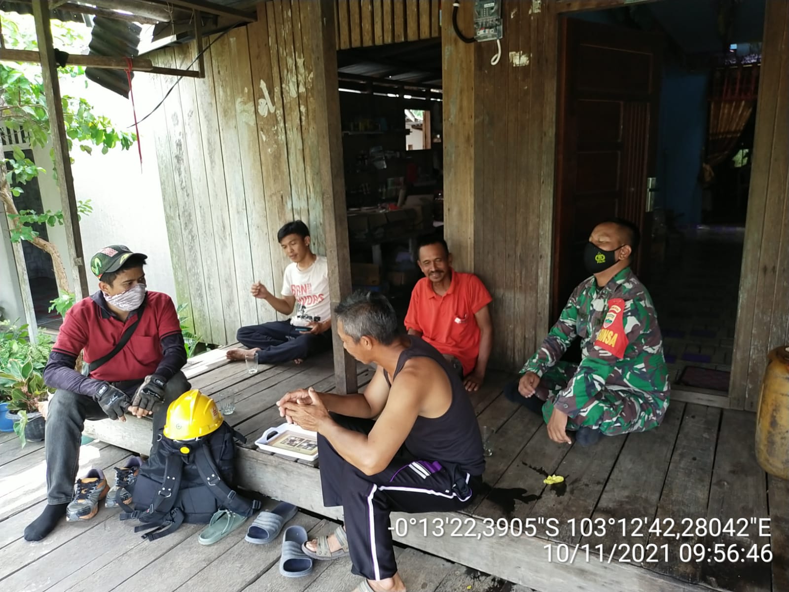 Babinsa Koramil 12/Batang Tuaka Komsos kepada Warga Sungai Dusun