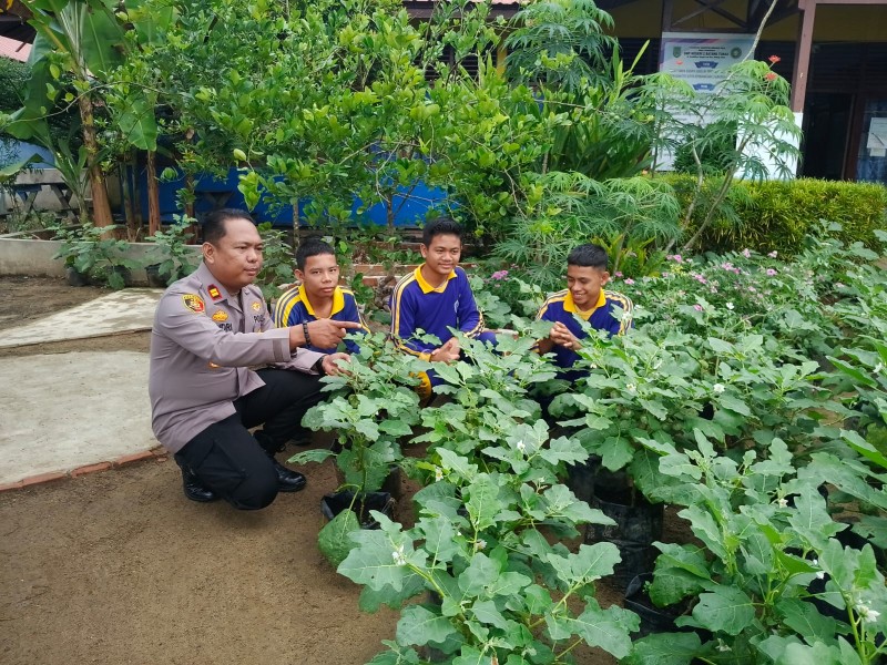 Dukung Asta Cita, Kapolsek Batang Tuaka Sambang Sekolah Ketahanan Pangan di SMPN 02 Sungai Luar