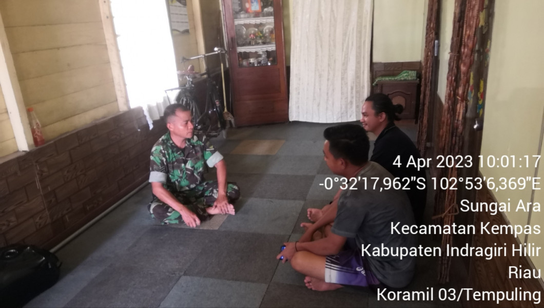 Babinsa Koramil 03/Tpl Sertu Maihasan Komsos Dengan Pemuda di Desa Binaan