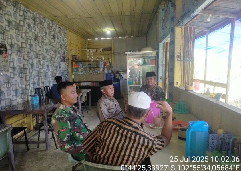 Bersama Warga Desa Binaan, Babinsa Koramil 09/Kemuning Rutin Gelar Komsos