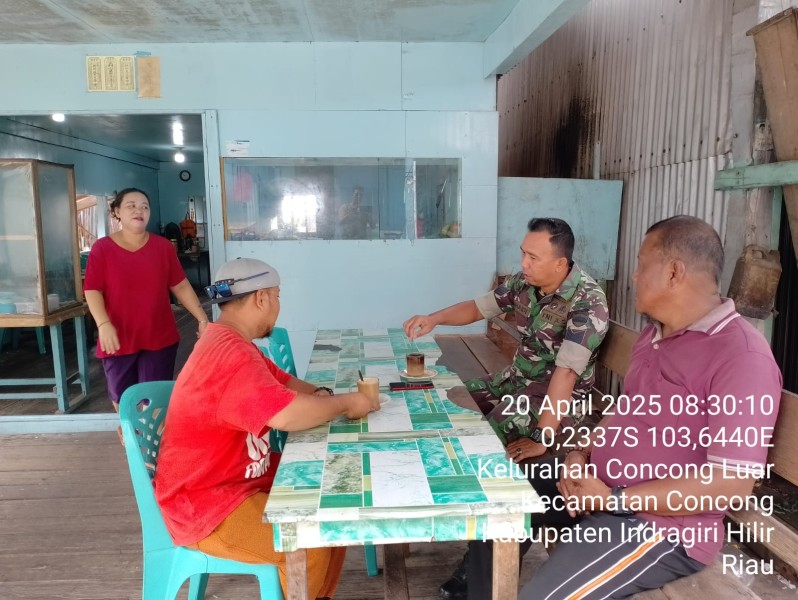 Rutin Lakukan Komsos, Babinsa Koramil 04/Kuindra: Mari Kita Jaga Kondusifitas di Wilayah