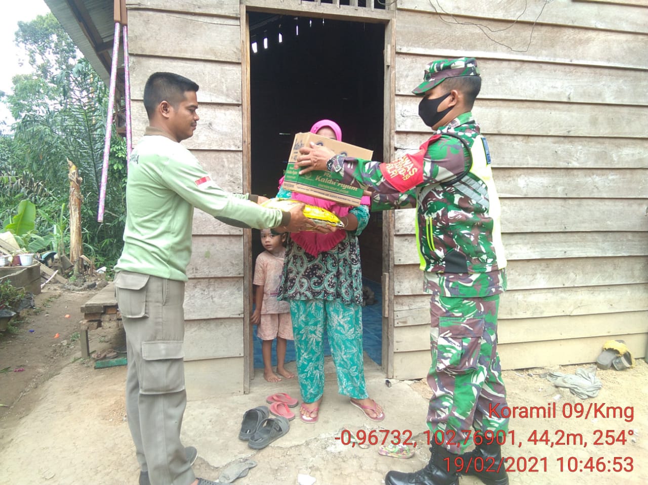 Jumat Berkah, Warga Kurang Mampu di Talang Jangkang ini Kaget Rumahnya Didatangi Babinsa