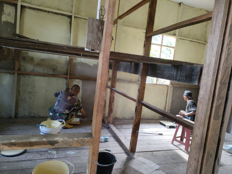 Satgas TMMD Kodim 0314/Inhil Sudah Mulai Cat Dinding RTLH