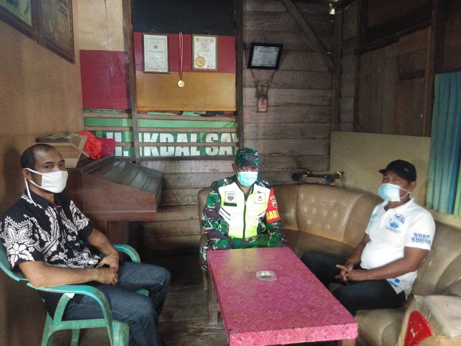 Pererat Hubungan, Babinsa Serda Asrion Lakukan Komsos Bersama Masyarakat