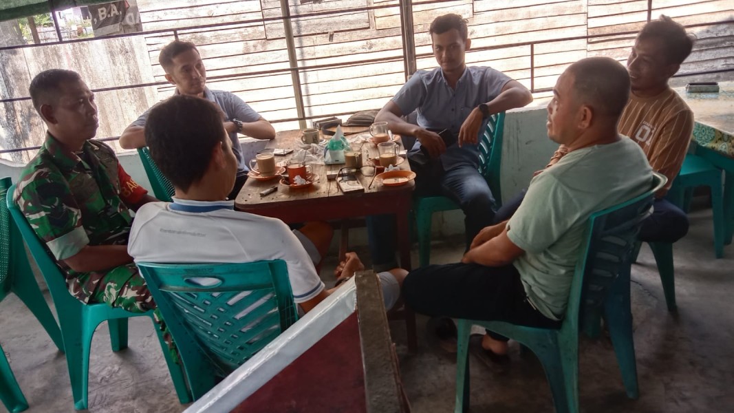 Babinsa Koramil 07/RTH Himbau Warga Jaga Keamanan dan Ketertiban