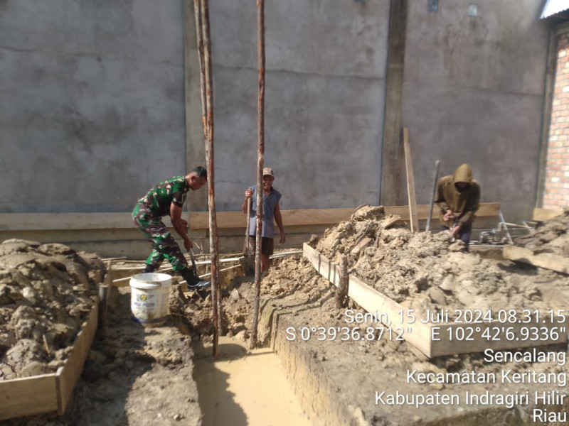 Melalui Goro, Babinsa Koramil 09/Kemuning Jalin Kedekatan Dengan Warga Setempat