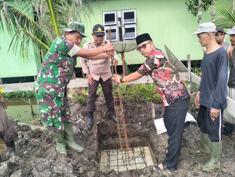 Kodim 0314/Inhil Babinsa Koramil 04/Kdr Ikut Karya Bakti Dalam Peletakan Batu Pertama Pembangunan Mushalla Al Muhajirin