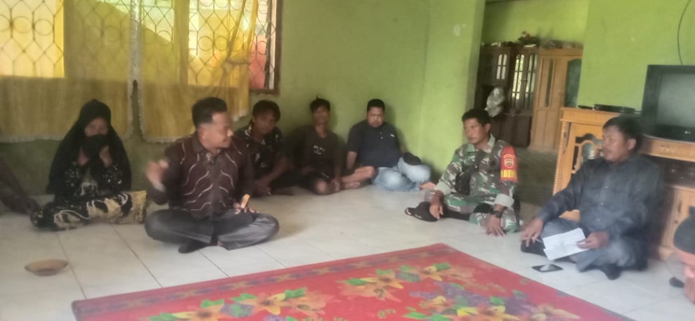 Jaga Hubungan Baik, Babinsa Koramil 09/Kemuning Terus Komunikasi Sosial Dengan Warga Setempat