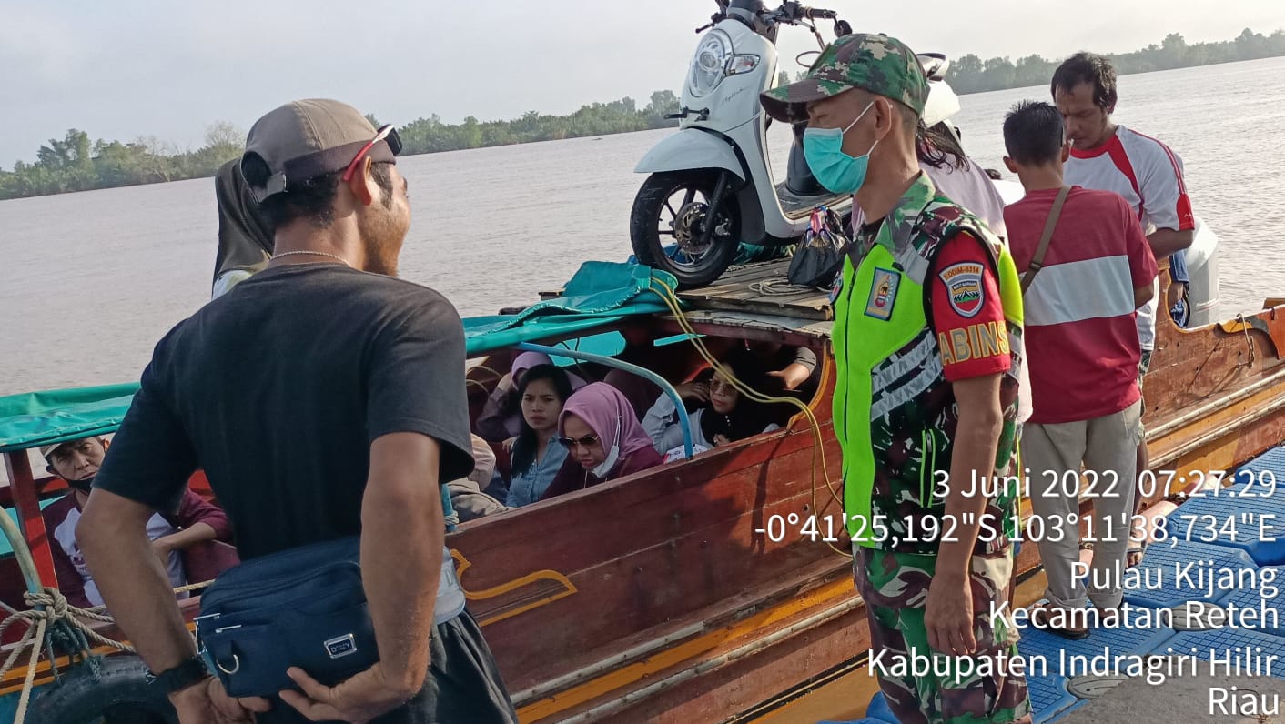 Ajak Warga Agar Selalu Patuhi Prokes Oleh Babinsa Koramil 07/Reteh di Warung Pasar Kelurahan