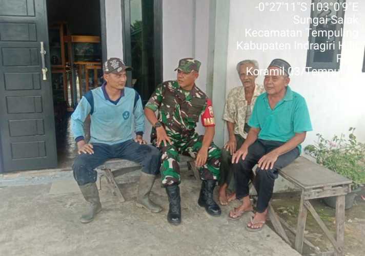 Bincang Santai, Jaga Hubungan Baik Babinsa Koramil 03/Tpl Laksanakan Komsos dengan Warga Binaan