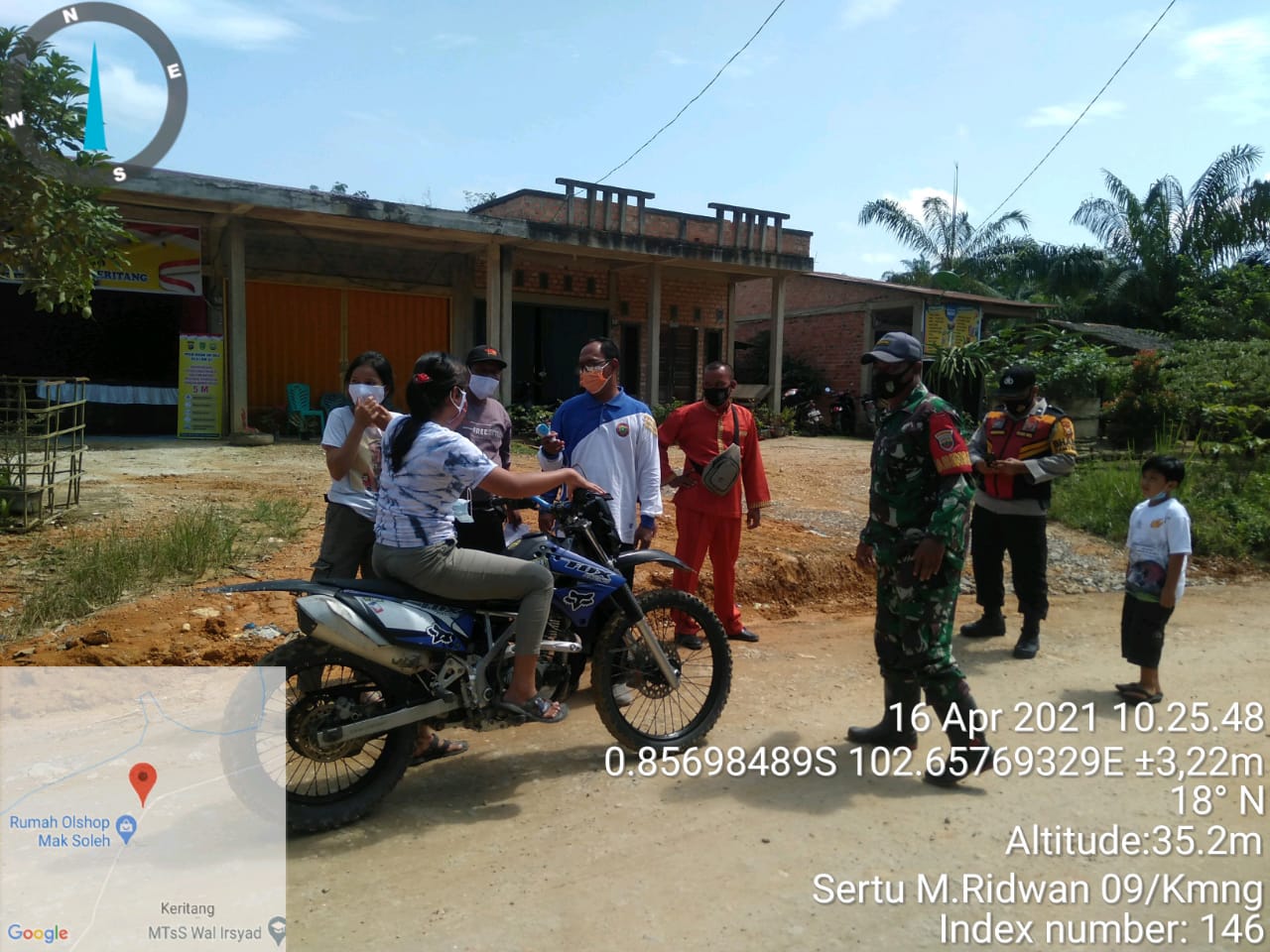 Babinsa Koramil 09/Kemuning Lakukan Operasi Masker Bersama Posko Ppkm Mikro di Keritang Hulu