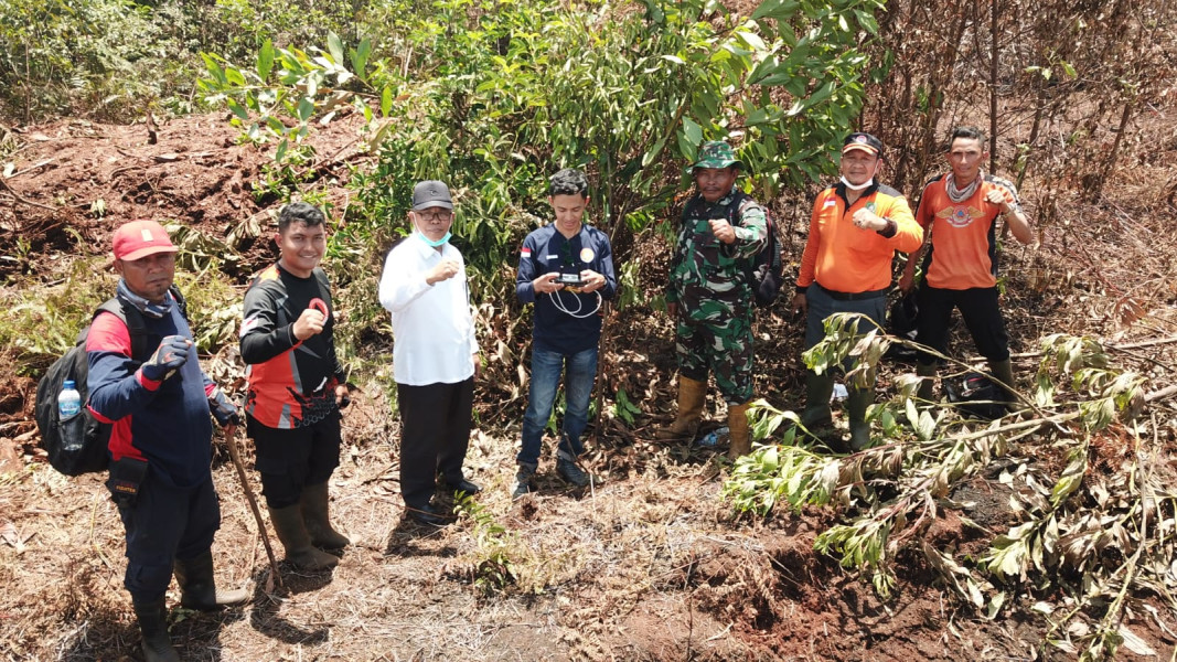 Karhutla Di Desa Tanjung Leban, BPBD Bengkalis Bersama Tim Satgas Lakukan Pendinginan