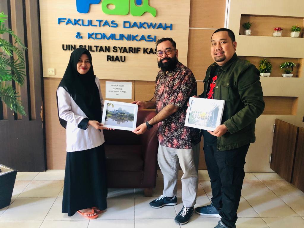 Sukses Mengimplementasikan Teori, Mahasiswa Ilmu Komunikasi Uin Suska Riau Serahkan Hasil Karya Fotografi