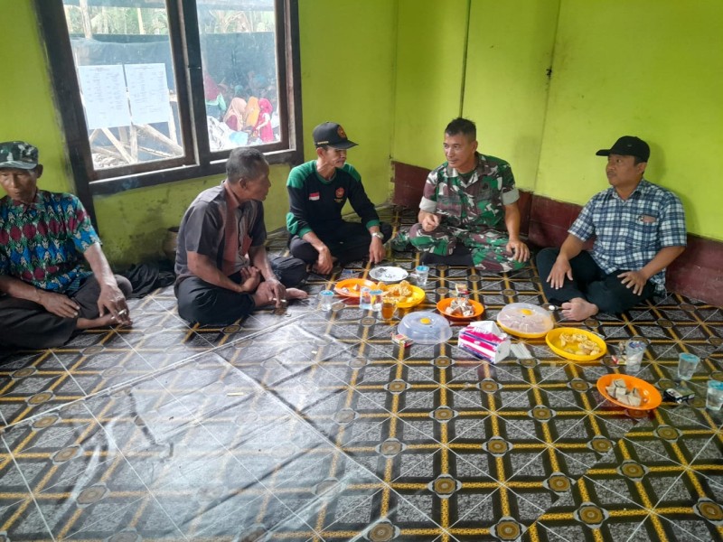 Komsos Babinsa dengan Tokoh Masyarakat: Meningkatkan Komunikasi dan Hubungan Silaturrahmi