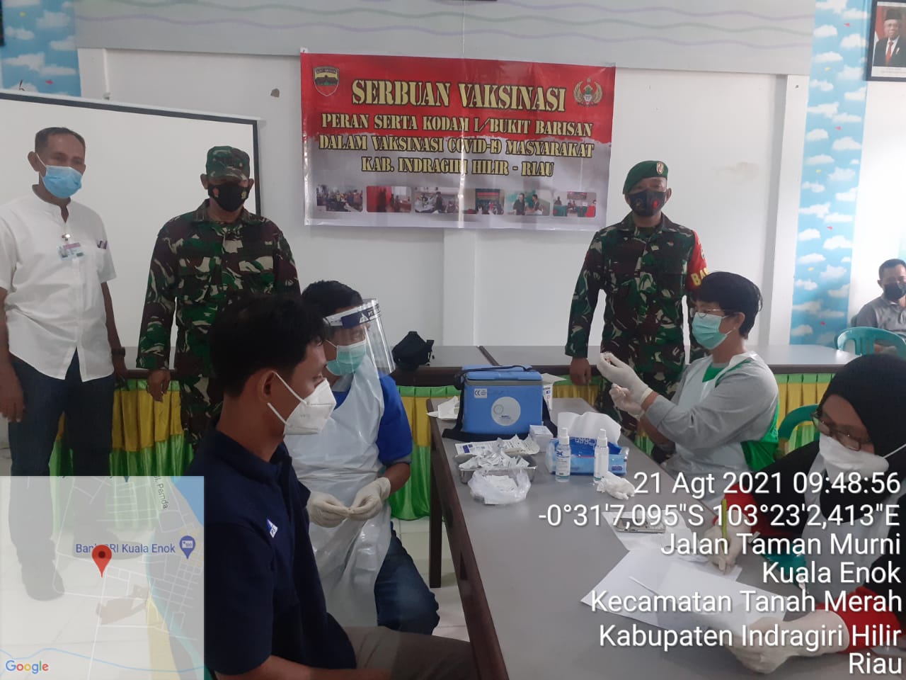 Koramil 02/Tanah Merah Dampingi dan Amankan Pelaksanaan Vaksinasi di Kuala Enok