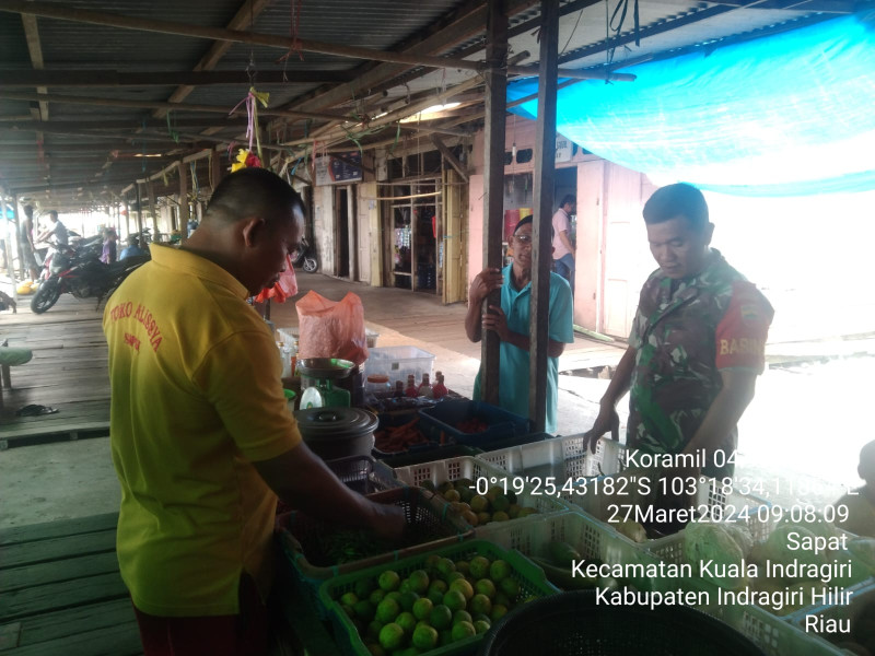 Babinsa Koramil 04/Kuindra Bincang Santai Bersama Pedagang Sayuran Terkait Harga Selama Ramadhan