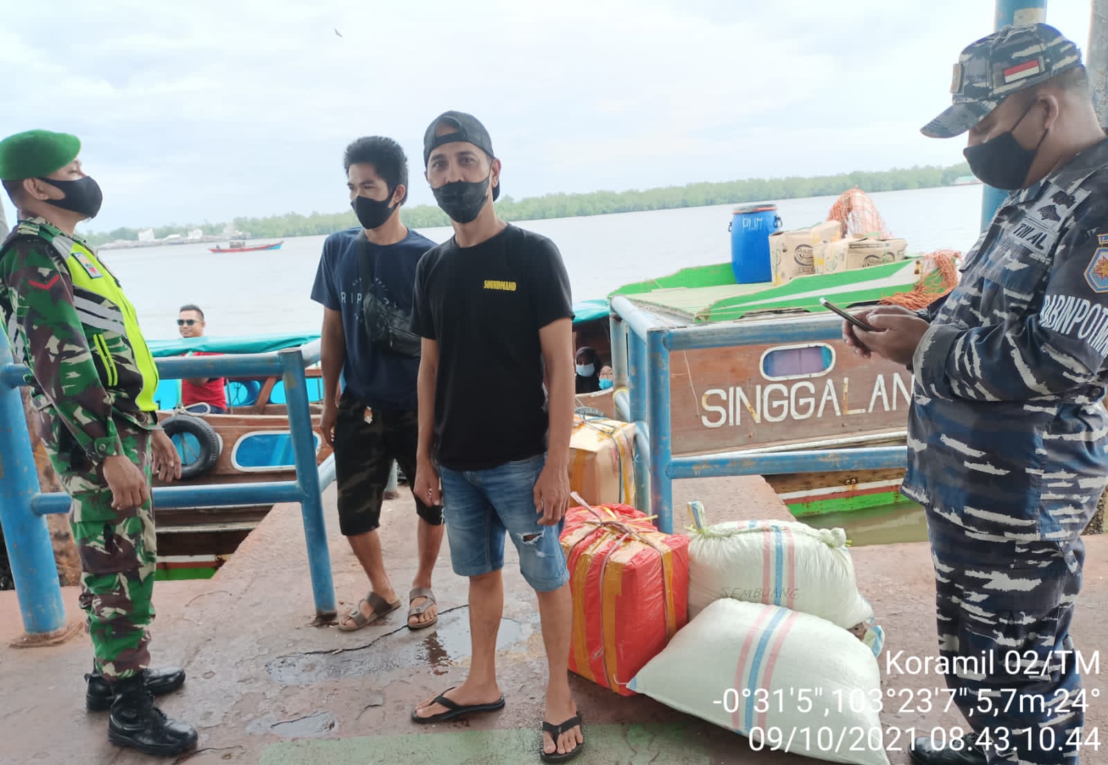 Meskipun Melandai, Babinsa Koramil 02/Tanah Merah Tetap Pantau Protkes di Pelabuhan