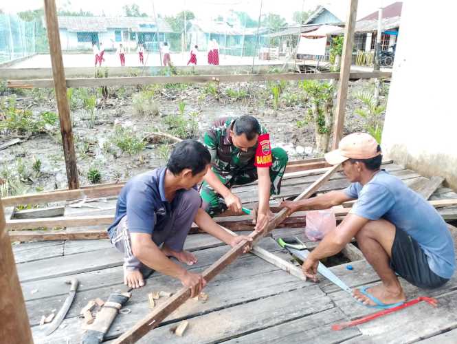 Saling Bekerjasama Antara Babinsa Koramil 04/Kuindra dan Masyarakat Pada Saat Goro