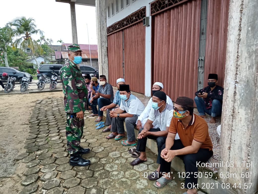 Babinsa Sertu Faisal Koramil 03/Tpl Melaksanakan Komsos dengan Tokoh Masyarakat di Desa Binaan