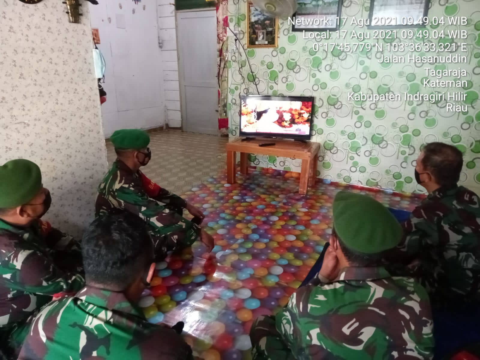 Babinsa dan Personil Koramil 06/Kateman Nobar Detik-detik Proklamasi Kemerdekaan RI ke-76