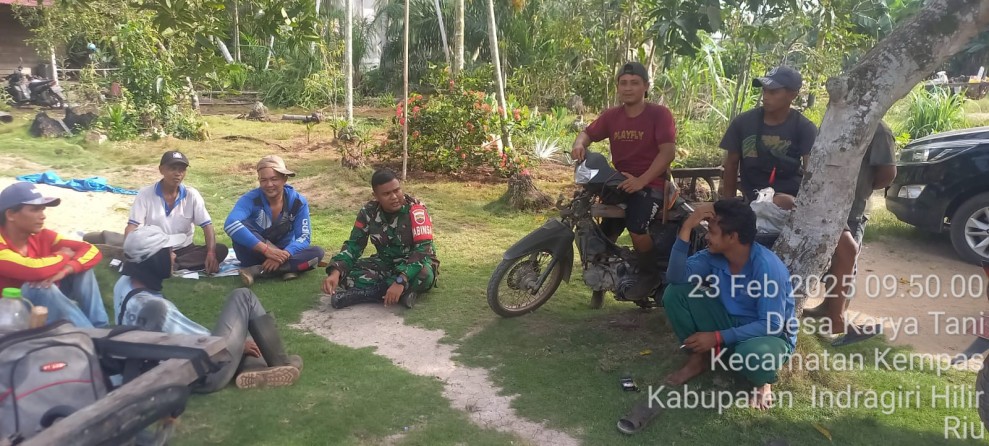 Walaupun Duduk Lesehan, Komsos Babinsa Koramil 03/Tpl Bersama Warga Terjalin Begitu Akrab