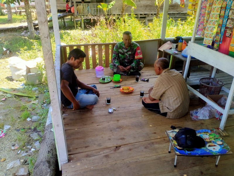 Babinsa Koramil 09/Kemuning Laksanakan Komsos dengan Warga di Tempat Tugas