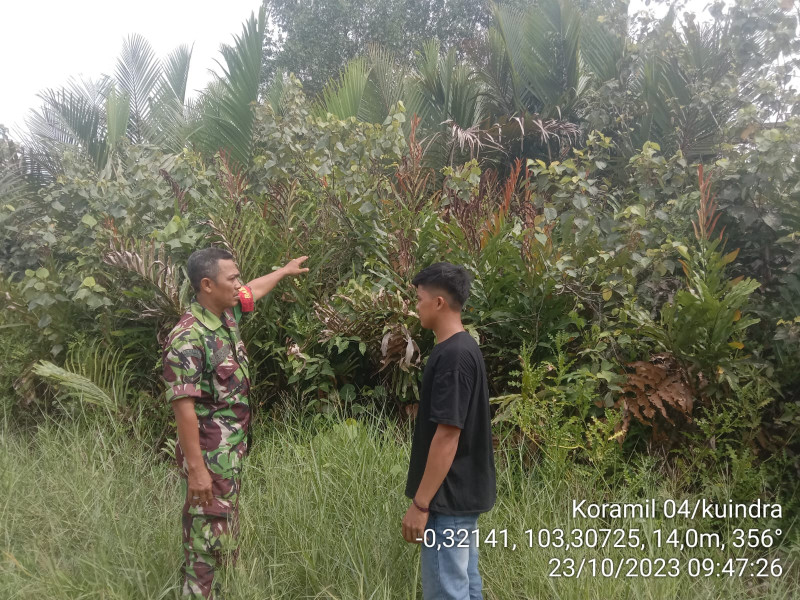 Pencegahan dan Patroli Karhutla Terus Berjalan Bersama Babinsa Koramil 04/Kuindra