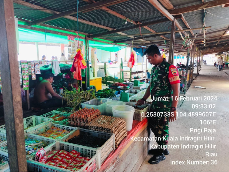 Pantau Stabilitas Harga Sembako, Babinsa Koramil 04/Kuindra Turun Ke Pasar Tradisional Perigi Raja