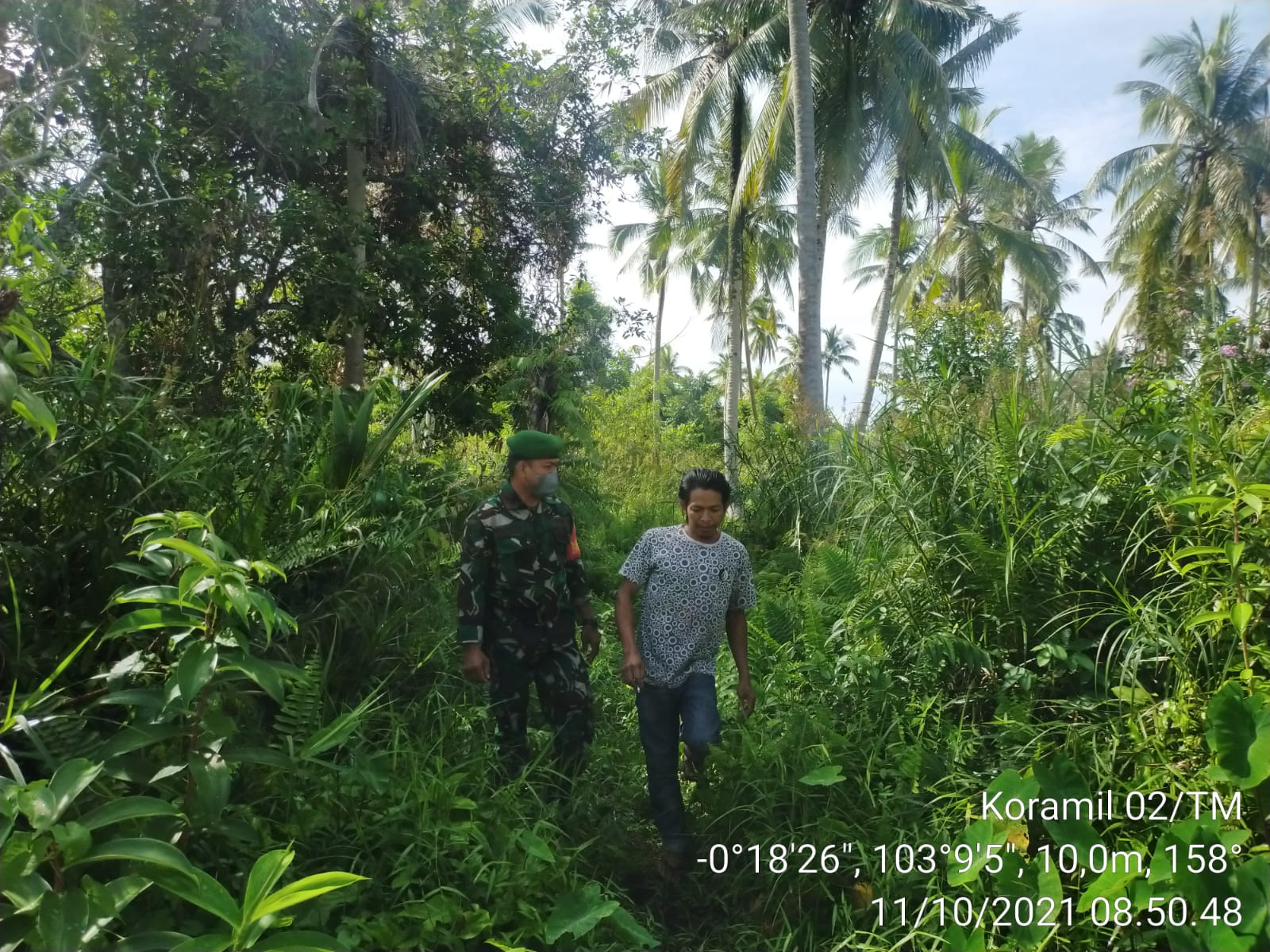 Bersama Warga, Babinsa 02/Tanah Merah Melakukan Patroli Karhutla di Tanjung Pasir