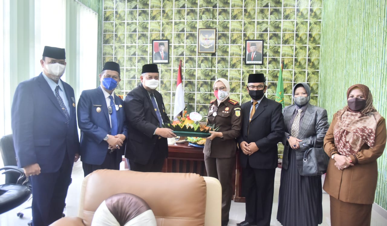 Kadisparporabud Beri Kejutan untuk Kejari Inhil