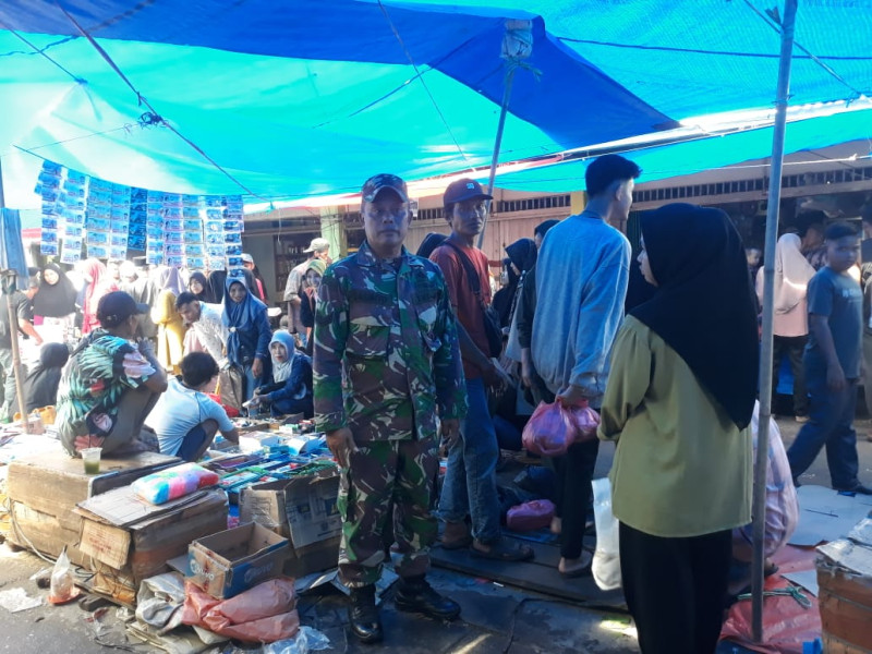 Pemantauan Terhadap Pasar, Babinsa Koramil 05/GAS Ciptakan Rasa Aman Bagi Masyarakat