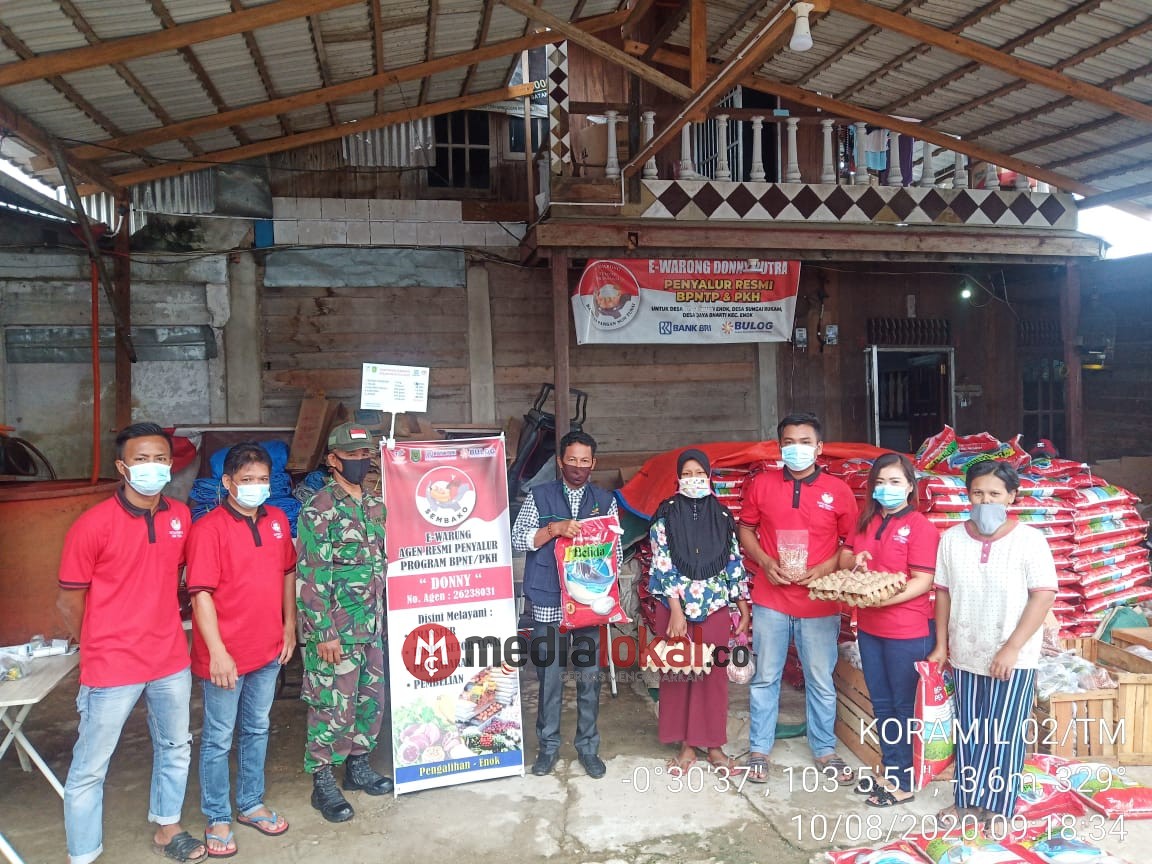 Penyaluran Bantuan BSP Sembako dari Kemensos untuk 109 KK, Pelda Ismail Bage Lakukan Pengawalan