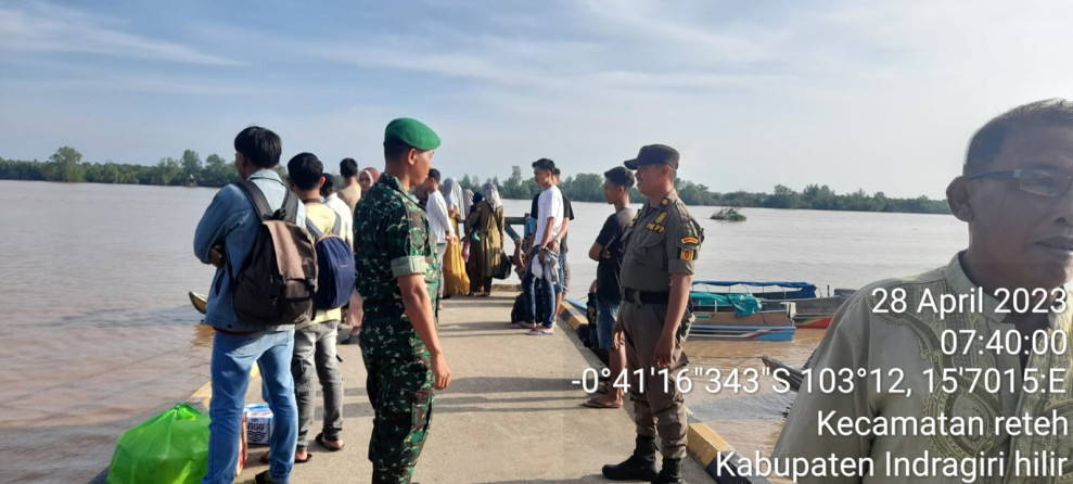 Pelaksanaan Pengamanan Pos Ketupat Lancang Kuning Arus Mudik Lebaran Oleh Babinsa Koramil 07/Reteh
