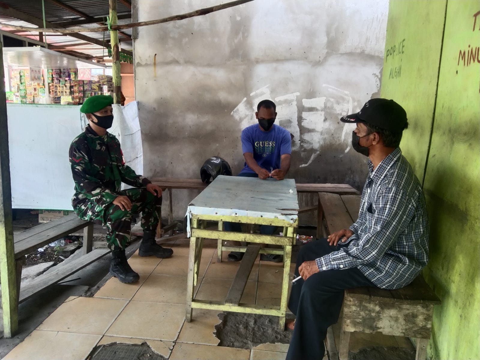 Pastikan Situasi Aman Jelang Pilkades, Babinsa 04/Kuindra Lakukan Komsos