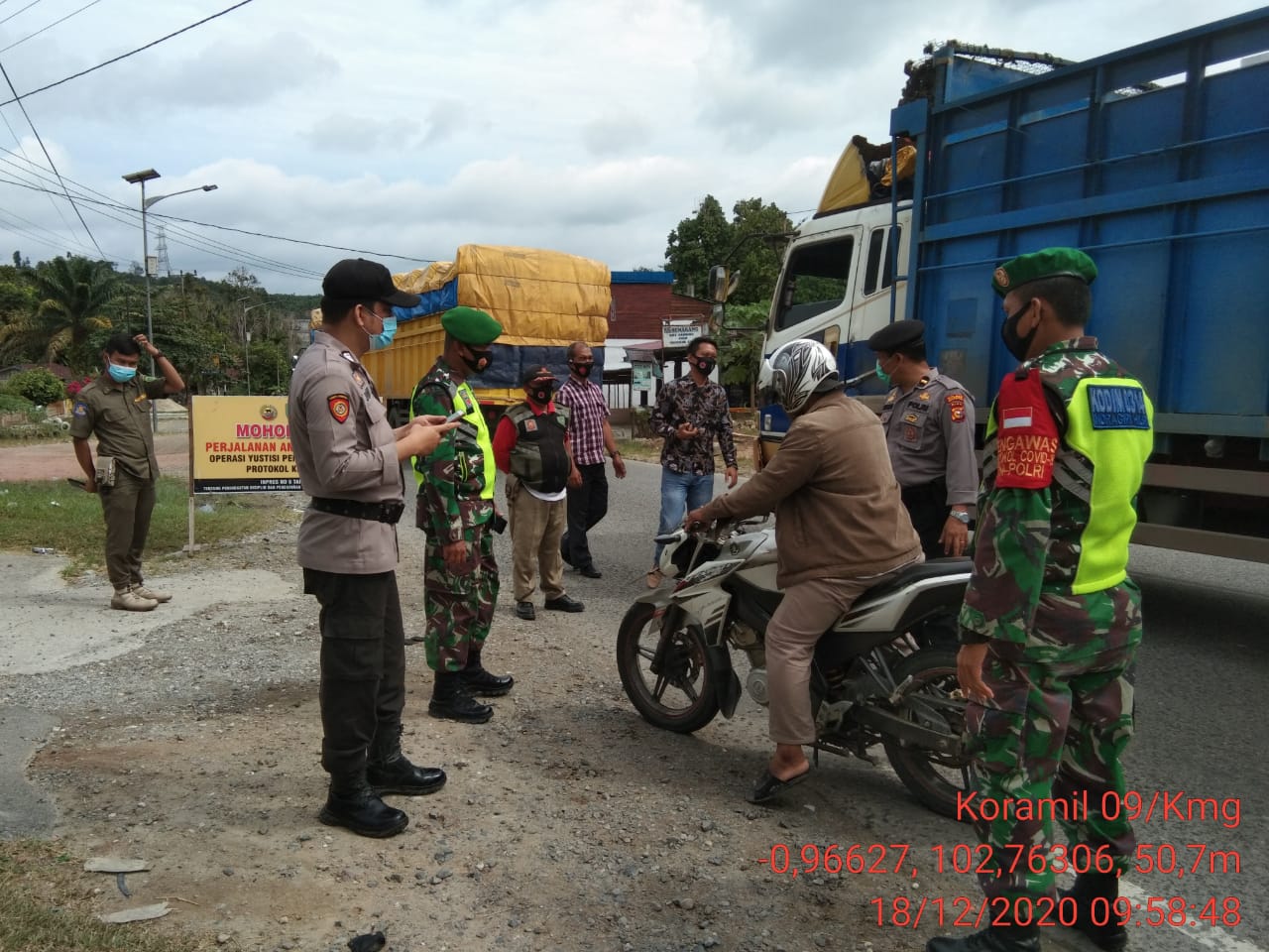 Para Personil Koramil 09/Kemuning dan Satgas Aktif Lakukan Penegakan Prokes di Lintas Timur