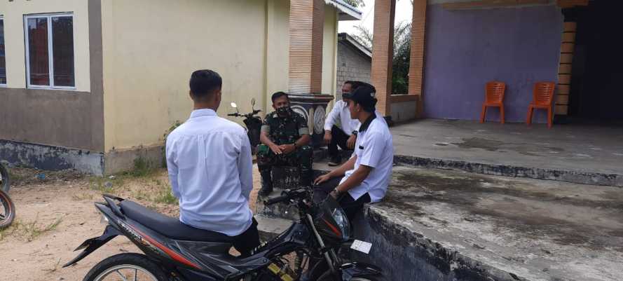 Wujud Sinergitas, Babinsa 03/Tempuling Serma Damrianto Komsos Dengan Perangkat Desa