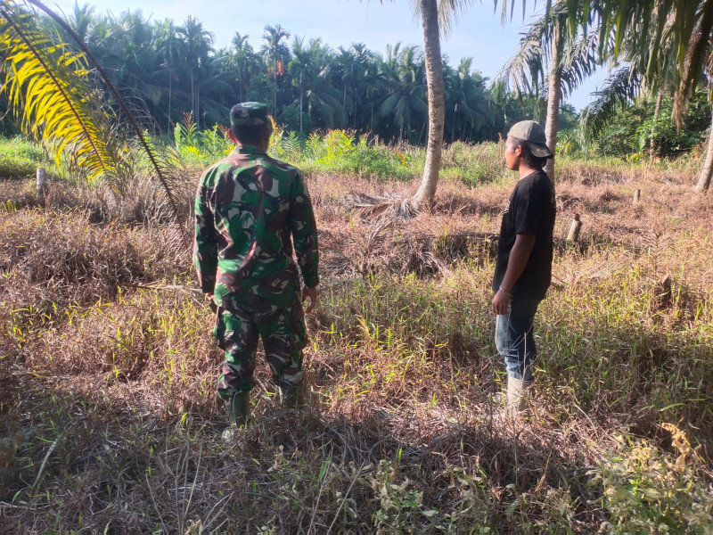 Patroli  Karhutla: Babinsa Koramil 07/Reteh Laksanakan Pengawasan Bersama Masyarakat