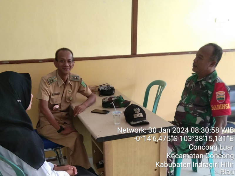 Dalam Menjalin Hubungan Kerja yang Baik Danpos Koramil 04/Kuindra Komsos Bersama Aparat Desa