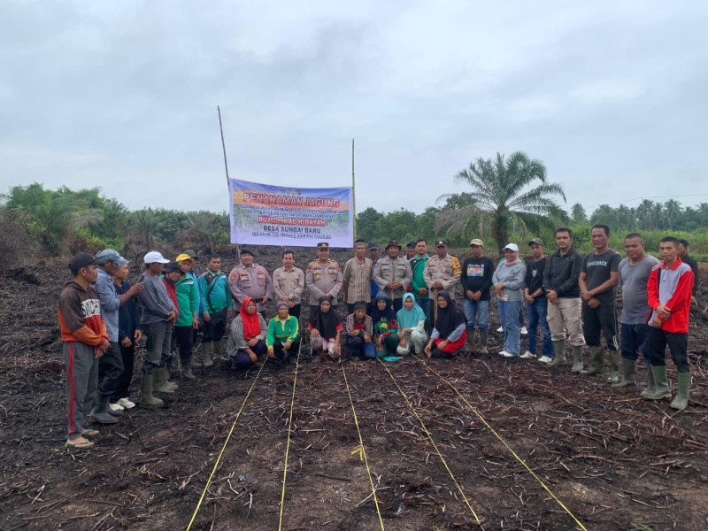 Sinergi untuk Ketahanan Pangan: Kapolsek Gaung dan Masyarakat Desa Sungai Baru Tanam Jagung