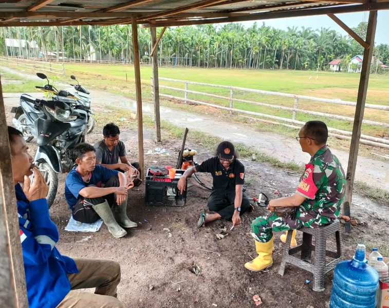 Di Sela Gotong Royong Pembersihan Lapangan Sepak Bola, Babinsa Koramil 03/Tpl Manfaatkan Komsos Dengan Warga