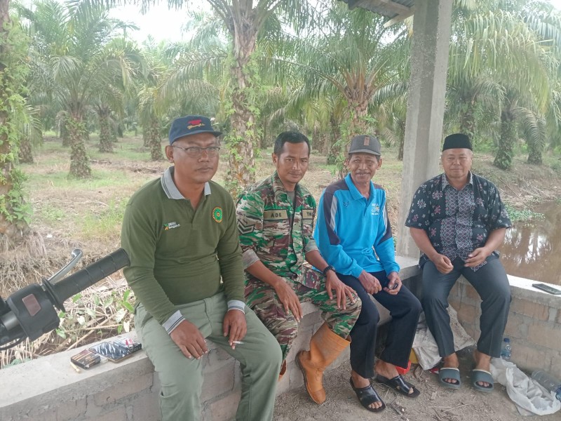 Babinsa Koramil 03/Tempuling Tingkatkan Komunikasi dan Edukasi dengan Warga Desa Karya Tunas Jaya