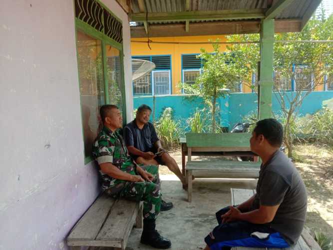 Sertu Adenan Hayat Jalin Komunikasi Sosial Bersama Warga Setempat