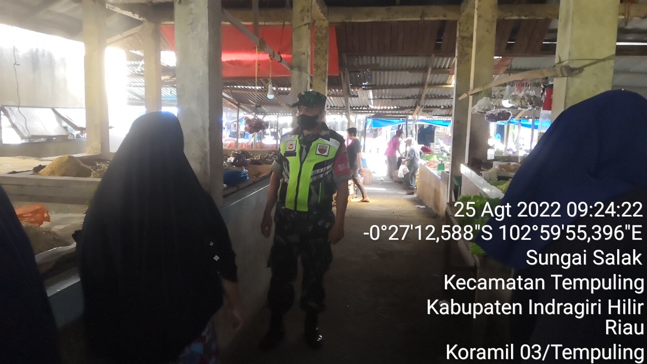 Sambangi Pasar Tradisional Babinsa Koramil 03/Tempuling Ajak Warga Tetap Waspada