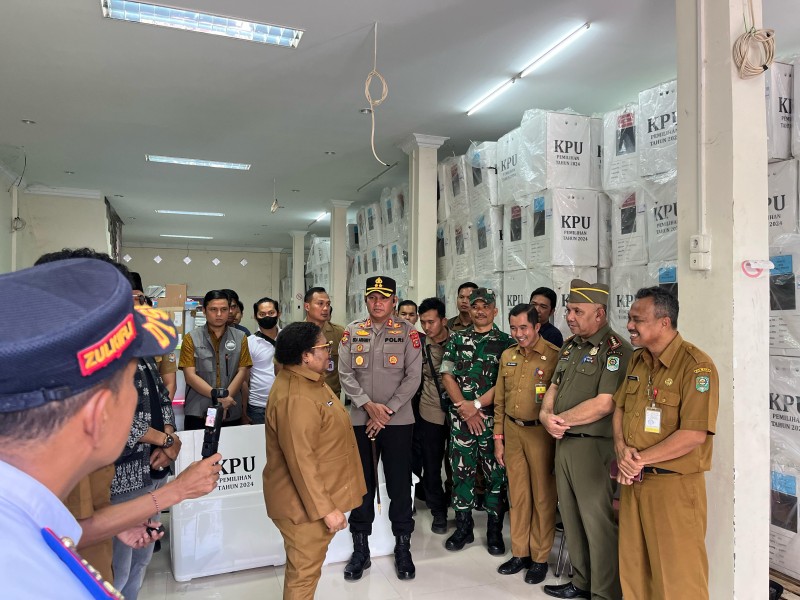 Di Dampingi Plh Sekda Siak, Wamendagri Tinjau Kampung Lokasi PSU di Siak Di Dampingi Plh Sekda Siak, Wamendagri Tinjau Kampung Lokasi PSU di Siak