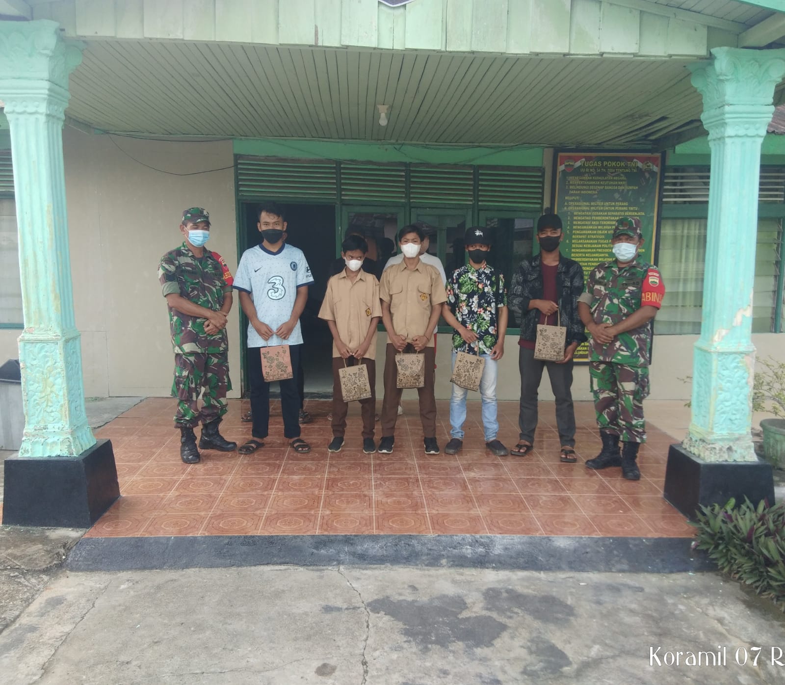 Koramil 07/Reteh Ikut Serta Dalam Kegiatan Pemberian Tali Asih Kepada Anak Korban Covid-19