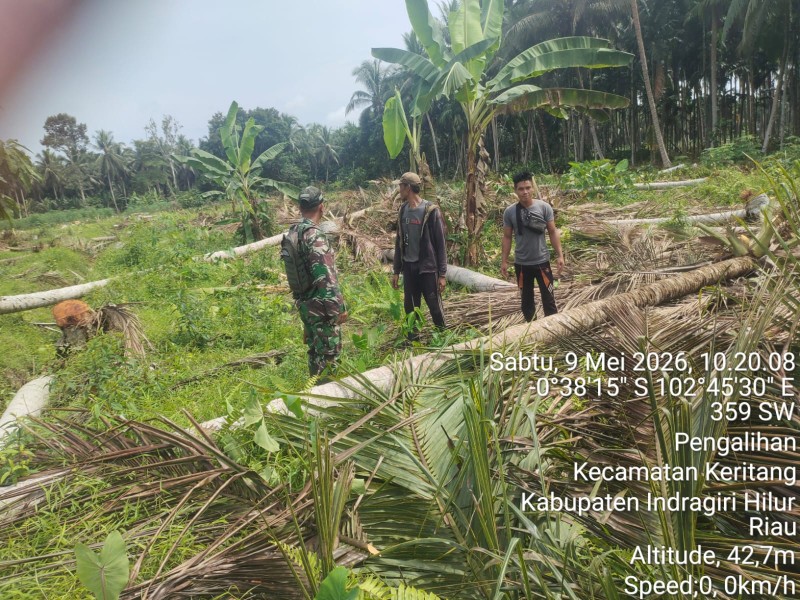 Babinsa Koramil 09/Kemuning Serda Darmadi Patroli Karhutla, Langit Keritang Masih Biru Tanpa Asap