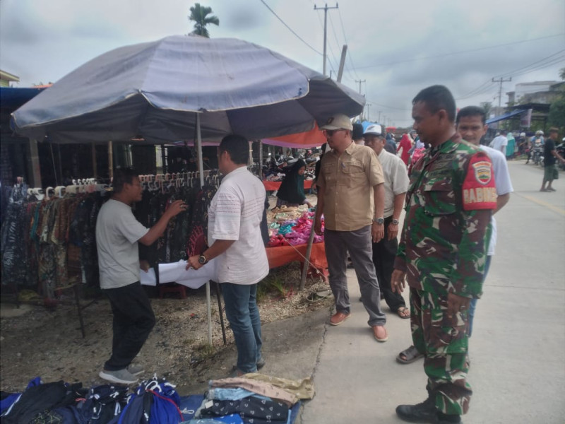 Demi Kenyamanan, Koramil 09/Kemuning Tertibkan Pedagang Yang Berjualan di Bahu Jalan
