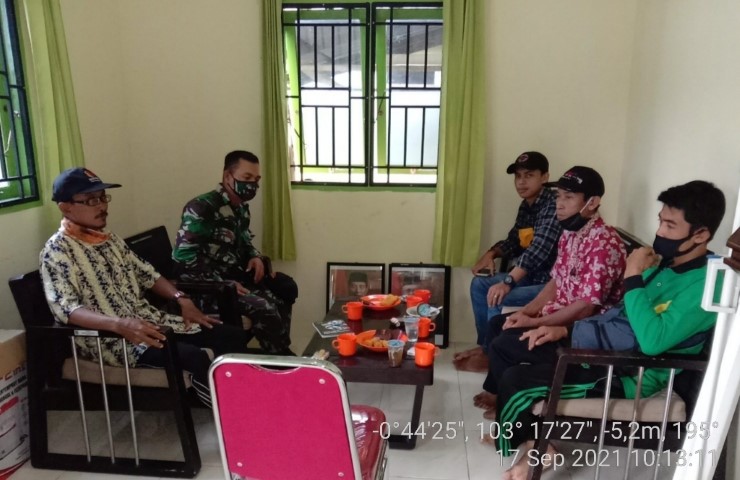 Babinsa Koramil 0/Reteh Lakukan Komsos di Sungai Asam