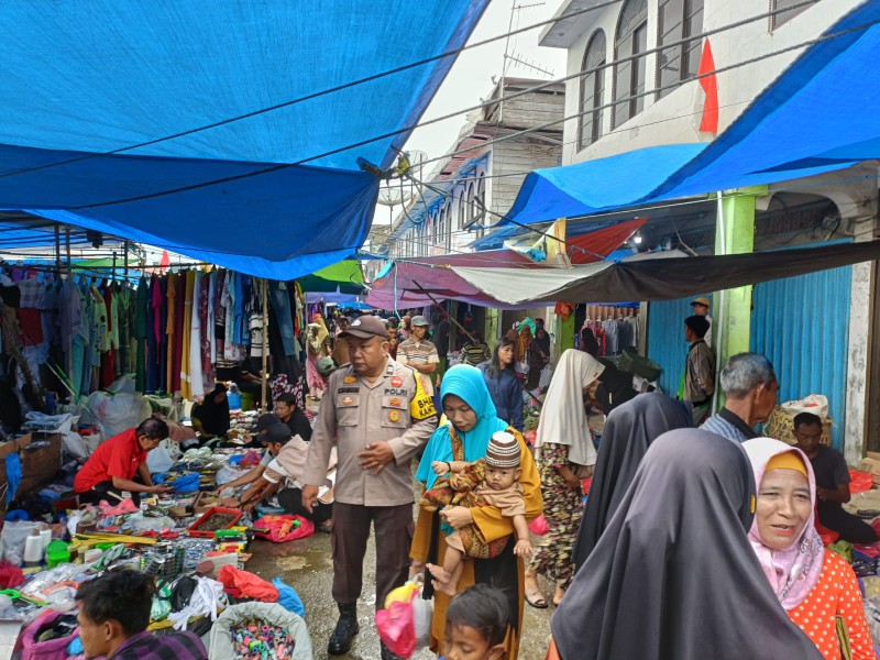Bhabinkamtibmas Melaksanakan Giat Patroli Sekaligus Sambangi di Pasar Mingguan Desa Belantaraya